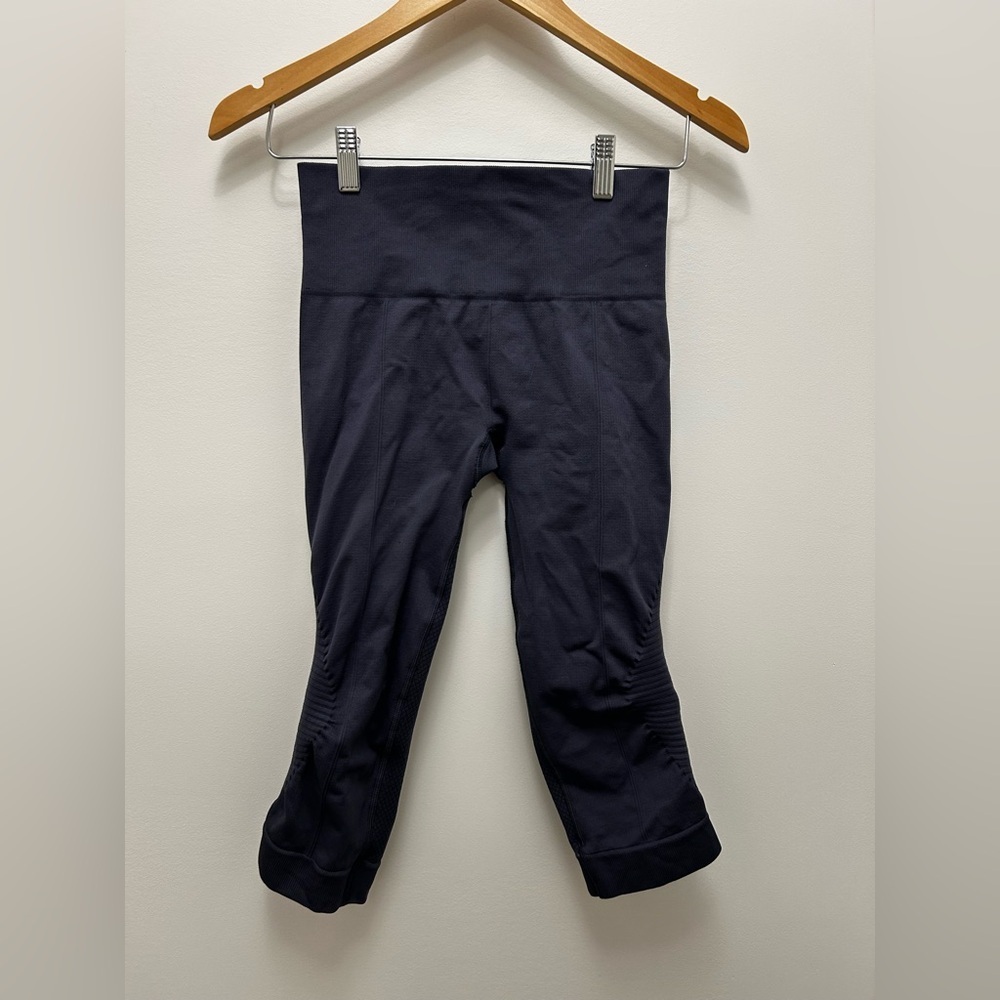 Lululemon “ In The Flow Crop “ size 4 - Picture 3 of 5